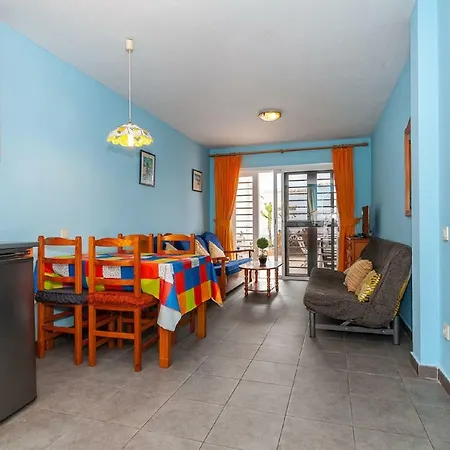 Appartamento Near The Beach With A Huge Terrace / Patio, Wifi And Parking. *