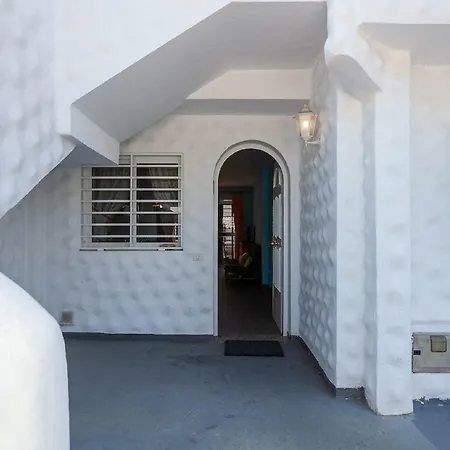 Near The Beach With A Huge Terrace / Patio, Wifi And Parking. Appartamento
